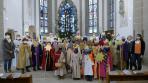 Weihbischof Diez segnet Sternsingerinnen und Sternsinger